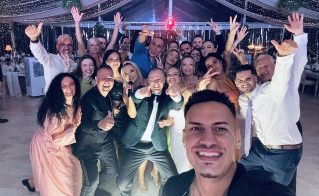 Selfie Trupa Atelier cu mirii Cristina și Robert și invitații la nunta de la Cesari Belciugatele