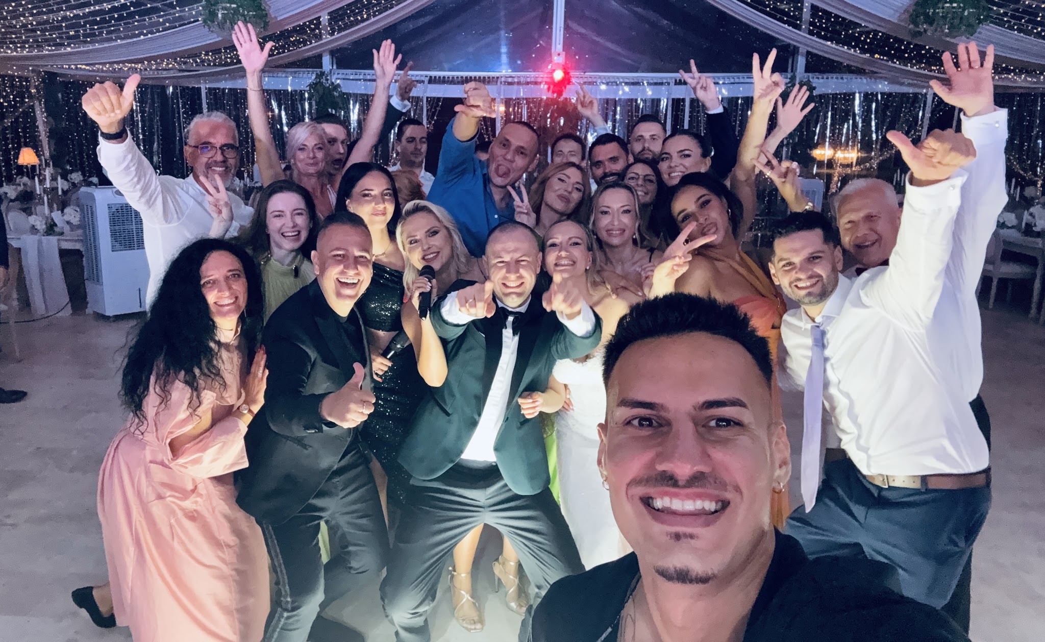 Selfie Trupa Atelier cu mirii Cristina și Robert și invitații la nunta de la Cesari Belciugatele