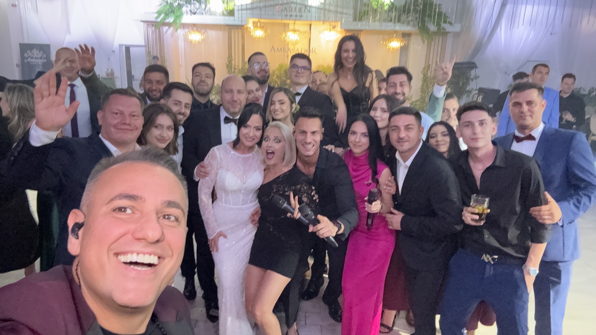 Selfie Trupa Atelier cu mirii Daniela și Doru și invitații la nunta de la Ambasador Garden Craiova