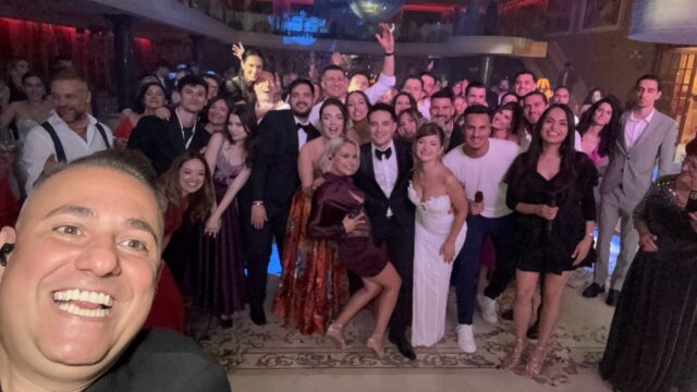 Selfie Trupa Atelier cu mirii Ioana și Mircea și invitații la nunta de la Le Château București