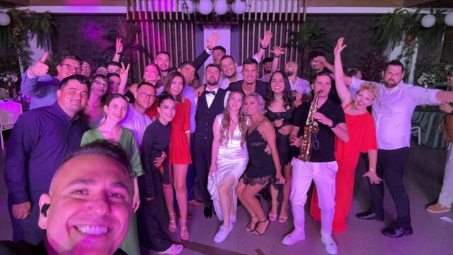 Selfie Trupa Atelier cu mirii Laura și Mario și invitații la nunta de la Mirage Ballroom Craiova