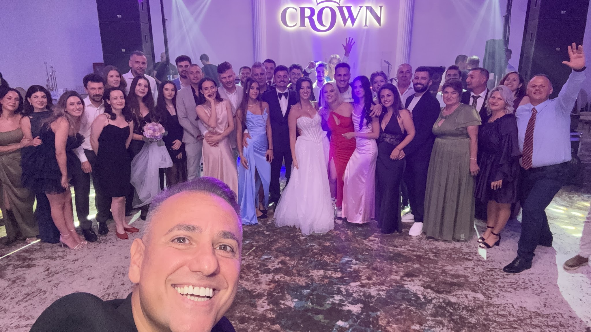 Selfie Trupa Atelier cu mirii Lorena și Dorin și invitații la nunta de la Empire Luxury Events Pitești