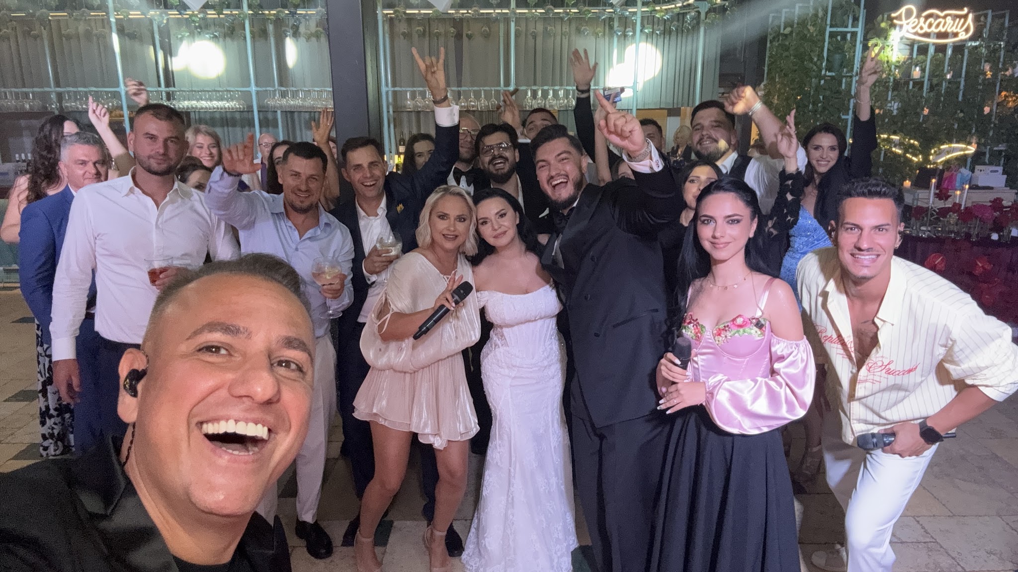 Selfie Trupa Atelier cu mirii Lorena și Mihai și invitații la nunta de la Restaurant Pescăruș București