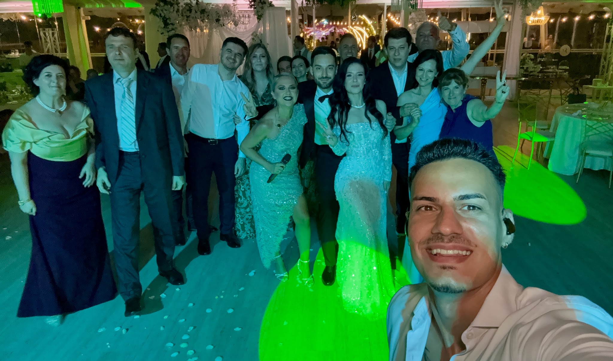 Selfie Trupa Atelier cu mirii Luiza și Christopher și invitații la nunta de la Reina Events North București