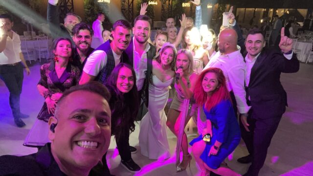 Selfie Trupa Atelier cu mirii Luiza și Mihnea și invitații la nunta de la Domeniile Săftica – Salon du Mariage