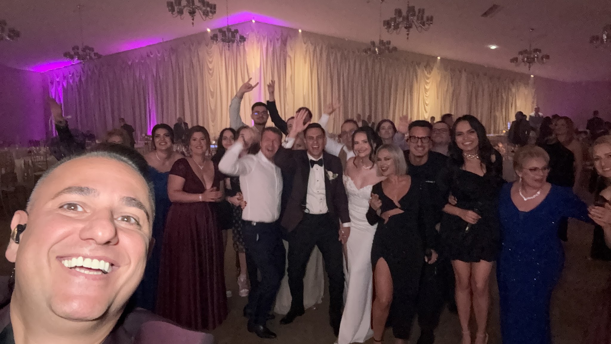 Selfie Trupa Atelier cu mirii Luiza și Ovidiu și invitații la nunta de la Ramada Events Pitești