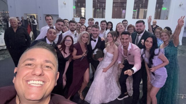 Selfie Trupa Atelier cu mirii Mădălina și Robert și invitații la nunta de la Ramatuelle Ploiești