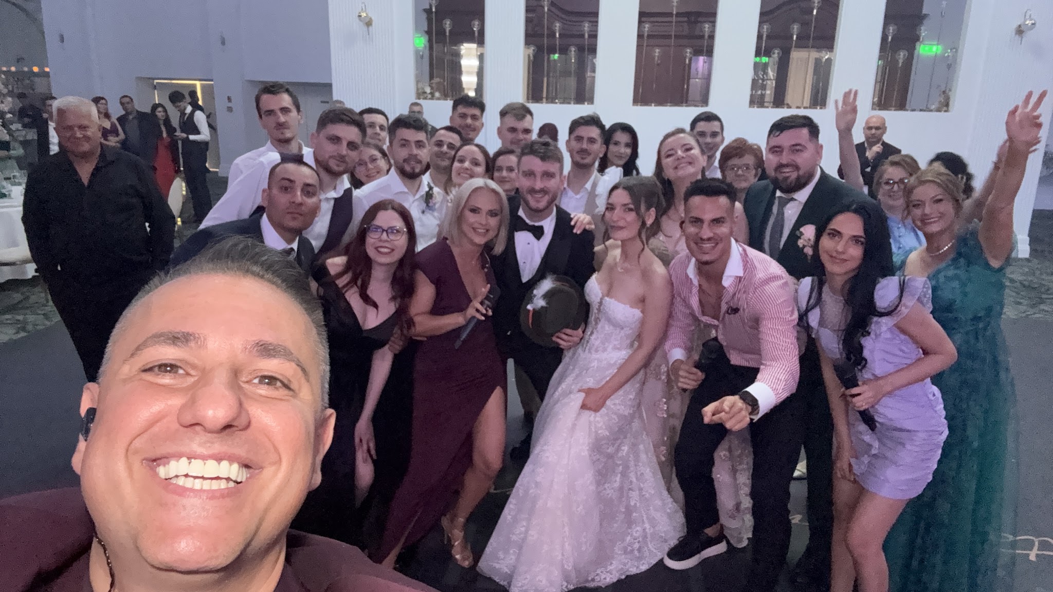 Selfie Trupa Atelier cu mirii Mădălina și Robert și invitații la nunta de la Ramatuelle Ploiești