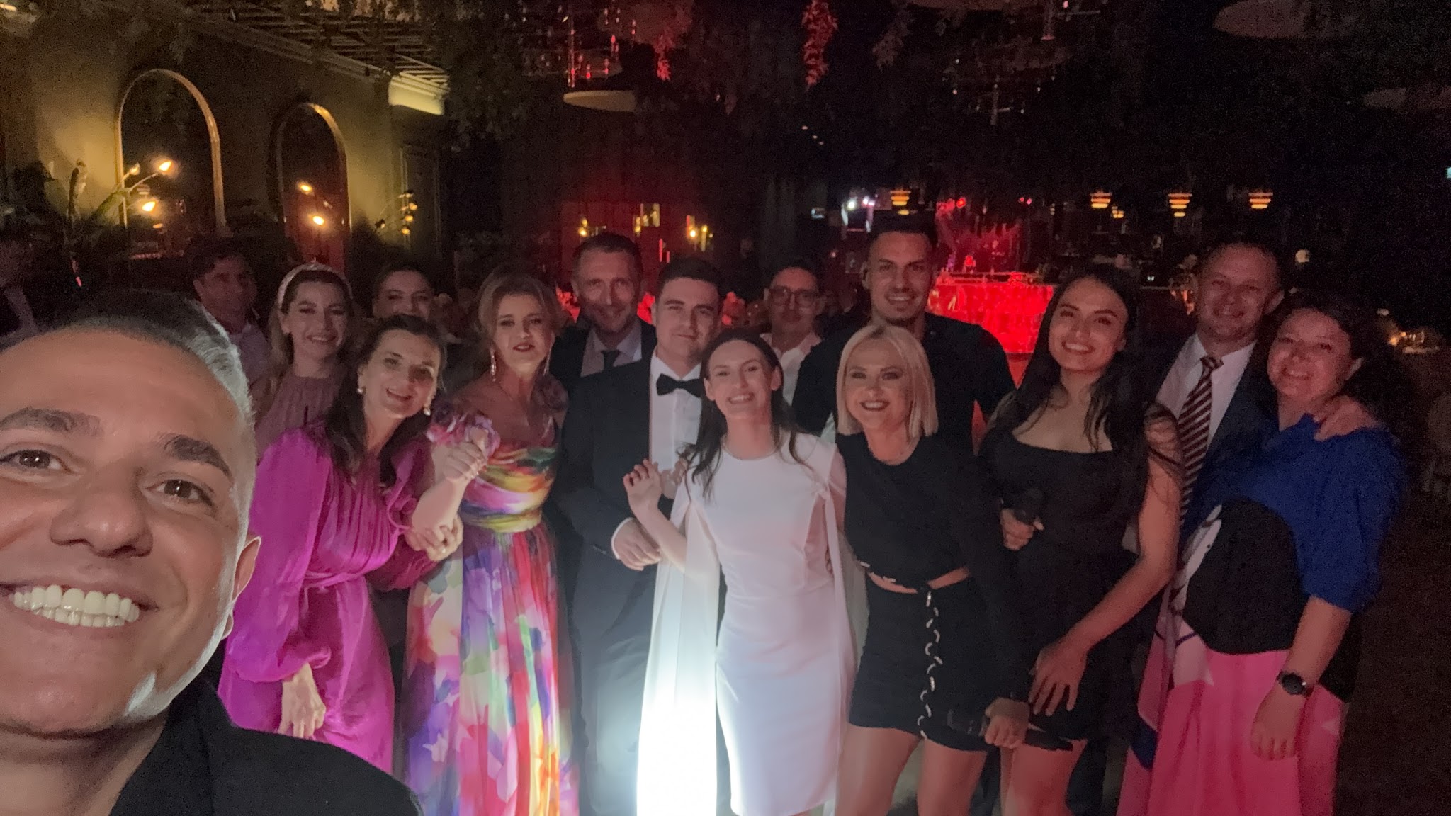 Selfie Trupa Atelier cu mirii Mara și Luca și invitații la nunta de la Aria Events Pitești