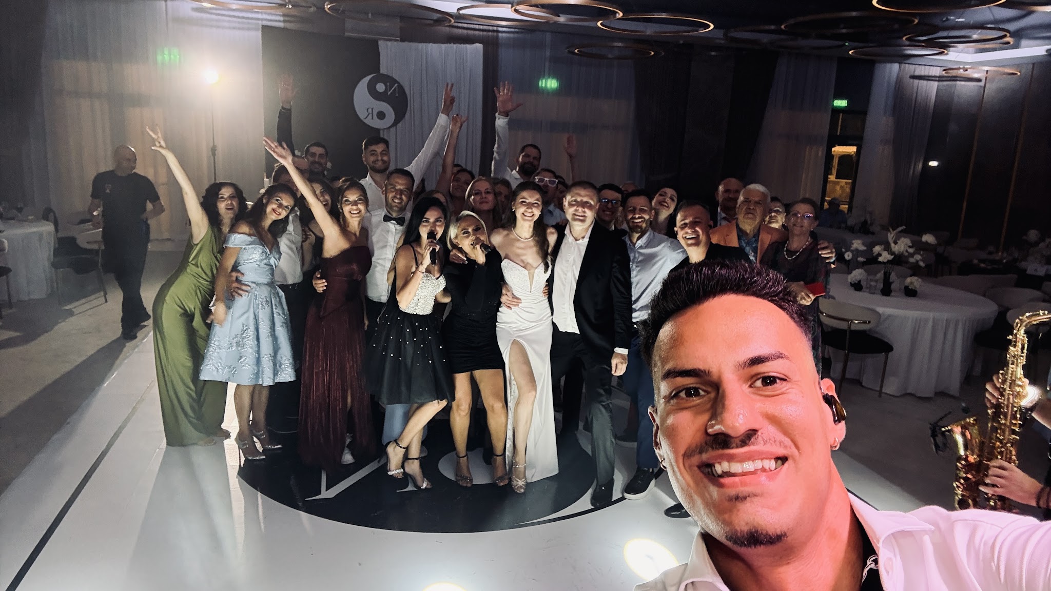 Selfie Trupa Atelier cu mirii Narcisa și Robert și invitații la nunta de la Monato Bolintin