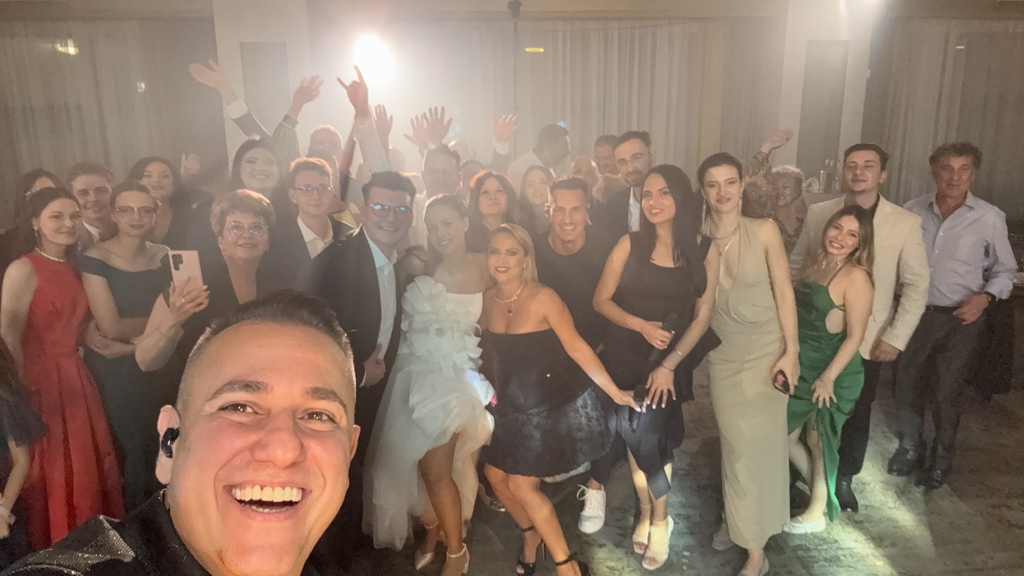 Selfie Trupa Atelier cu mirii Patricia și Sabin și invitații la nunta de la City View Iași