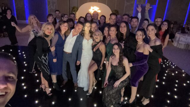 Selfie Trupa Atelier cu mirii Ruxandra și George și invitații la nunta de la Monato Bolintin Vale