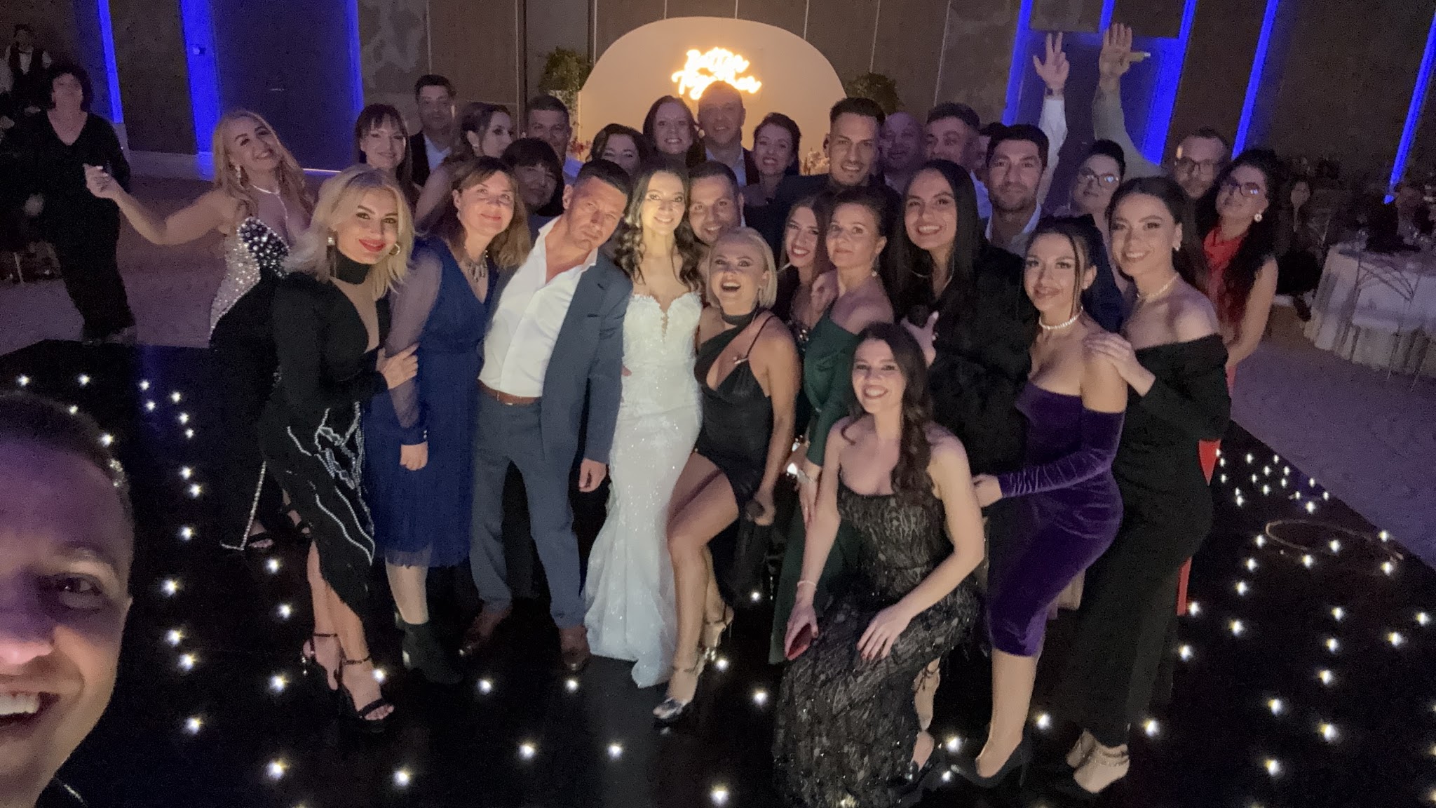 Selfie Trupa Atelier cu mirii Ruxandra și George și invitații la nunta de la Monato Bolintin Vale